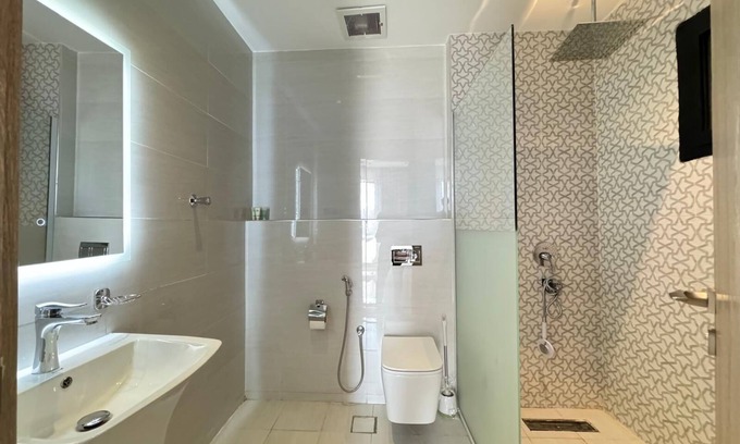 Medina Apartamento | Spacious & New 4-bedroom apartment in peaceful Madinah with AC, Fast-WiFi