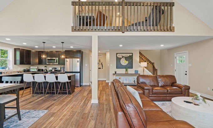 Albrightsville Chalet De Esquí | Spacious New Pocono Chalet, Game Room, Fireplace, BBQ, Open Main Floor!