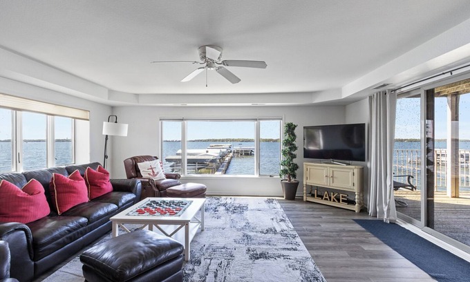 Clear Lake Condominio | Spacious North Shore 2 bedroom Lake Condo with a Dock!