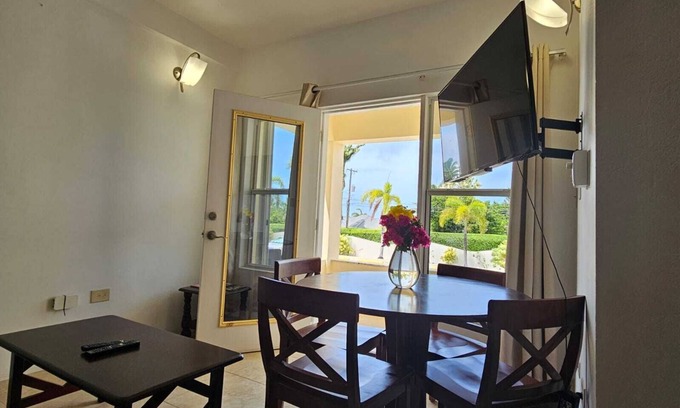 Crosbies Apartamento | Spacious Ocean-View 2-Bedroom Apartment with Full Kitchen & Balcony