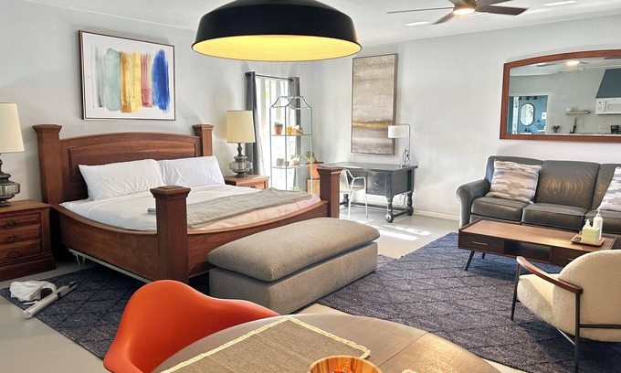 Central Oklahoma City Apartamento | Spacious OKC Studio | $1700/month #MR | Kitchenette + King Bed