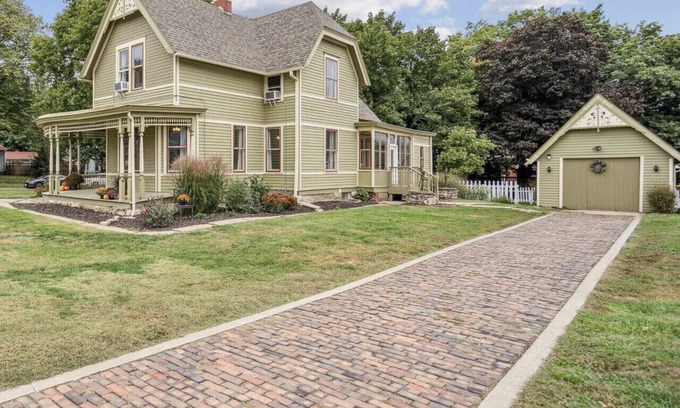 Pella Casa | Spacious 4 bedroom home with ideal location by downtown. Perfect for groups!