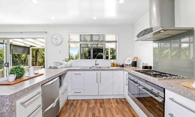 Taupo Casa | Spacious pet friendly 3-4 bdrm home with spa, large garden and lake view