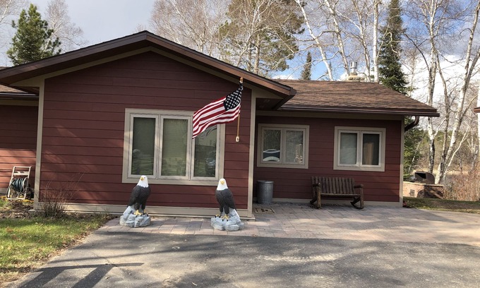 Bena Casa | Spacious private cabin on the mighty Mississippi, 1/2 mile to Lake Winnie.