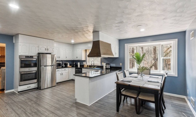Gaithersburg Casa | Spacious private 6 bedrooms Oasis Retreat in lovely Gaithersburg