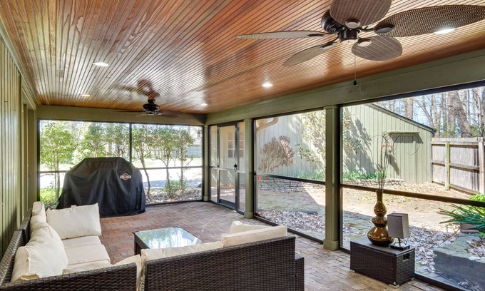 Harrods Creek Cabaña | Spacious Prospect Cottage w/ Deck & Scenic Views