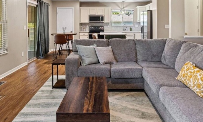 Canal Winchester Casa | Spacious Ranch Living 3 Car Garage, Rainfall shower, on a Half acre lot.