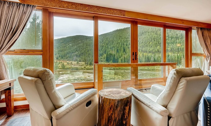 Lakeside Village Condominio | Spacious Remodel, 4br, Minutes To Conf Center & Slopes! 4 Bedroom Condo by RedAwning