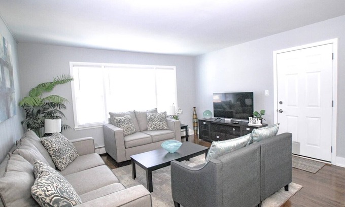 North Riverside Condominio | Spacious, Renovated Suburban 2-Bed Near Chicago and Transportation