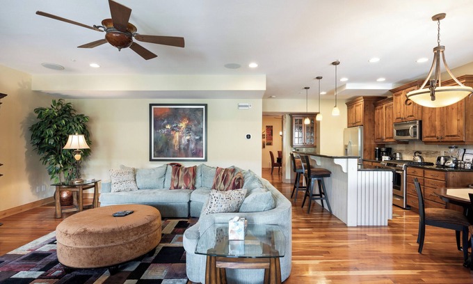 Canyon Links Casa | Spacious Retreat: Sleeps 7, Minutes to Skiing, Private Hot Tub, Scenic Views, Ultimate Relaxation!