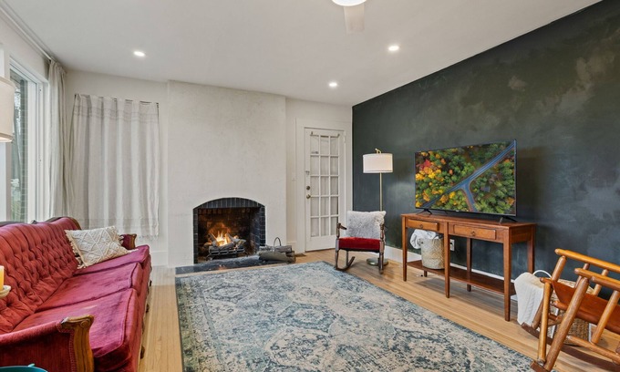 Travelers Rest Cama Y Desayuno | Spacious Retreat: Near GVL & AVL, Luxe Touches