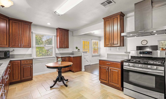 East Pasadena Casa | Spacious Retreat w Large Kitchen & Outdoor Patio
