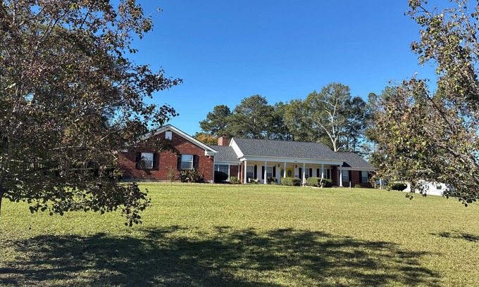 West Monroe Casa | Spacious Retreat with room for large groups! 2 living areas and a large kitchen.
