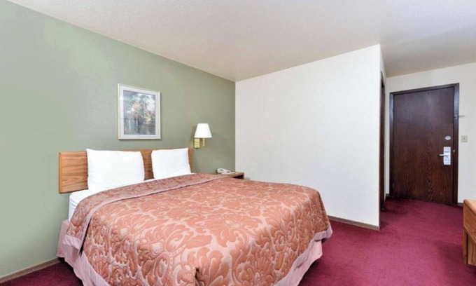 Staples Hotel | Spacious Room w/ Essentials Close to Great Dining & Local Bars – Explore Staples