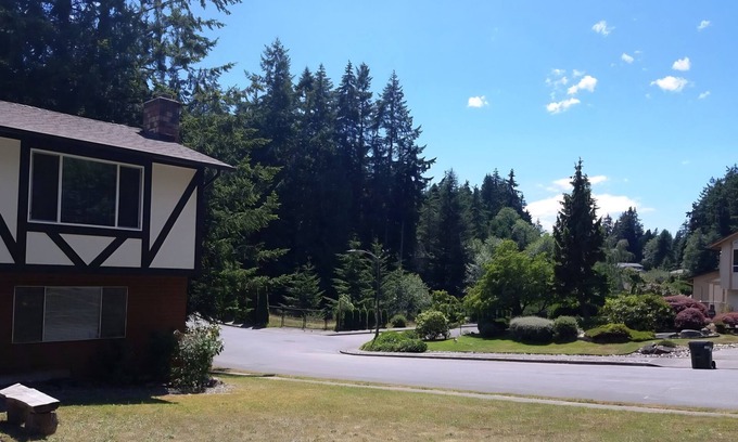 Lynnwood Casa | Spacious room with a private bathroom in a quiet house and a safe neighborhood