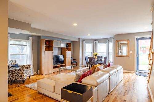 East Garfield Park Casa | Spacious Row Home next Transit near Downtown w Parking