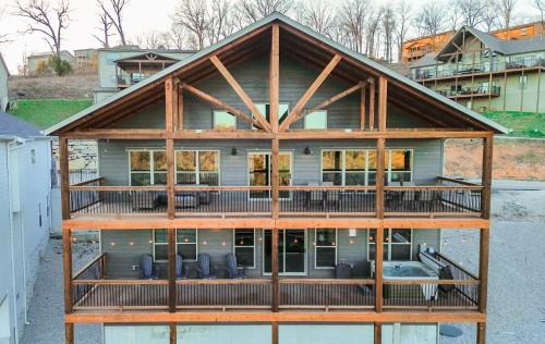Indian Point Casa | Spacious Rustic Elm Lodge