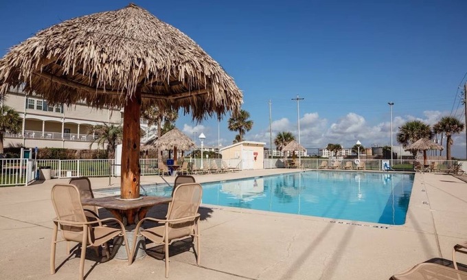 Galveston Hotel | Spacious Seaside Escape w/ Kitchen, Pool & Sports Courts | Near Galveston Beach