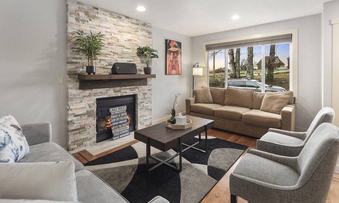 Rainier Valley Casa | Spacious Seattle Home W/ Gameroom ~ Near Sea-Tac Airport! 5BD 3.5BA