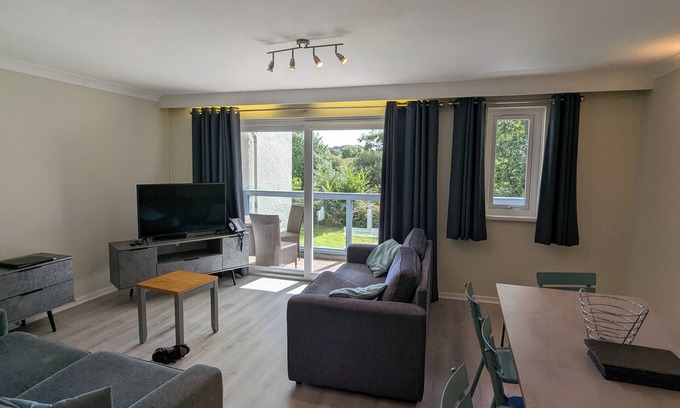 Praze-An-Beeble Casa | Spacious sleep-8 apartment on tranquil country estate with wooded views