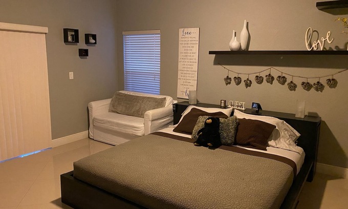 Pembroke Pines Cabina | Spacious Studio with King Bed Private entrance in pleasant Pembroke Pines