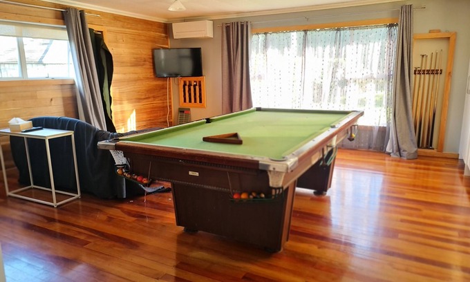 Tamahere Apartamento | Spacious studio w/pool table- 1 queen and 1 sofa bed, close to attractions