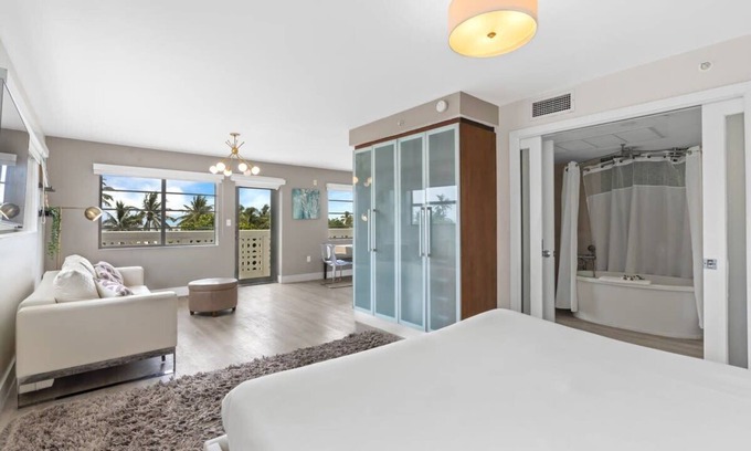 Miami Beach Condominio | Spacious Studio with Roof Top Pool & Bar