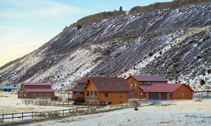 Emigrant Casa | SPACIOUS & Stunning 6-bedroom Log Cabin Home Great for Large Gatherings!