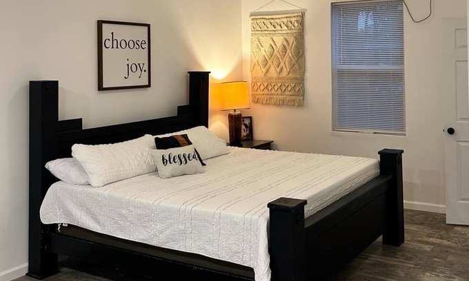 Mena Casa | Spacious townhome convenient to everything! Great rates!! ⭐⭐⭐⭐⭐