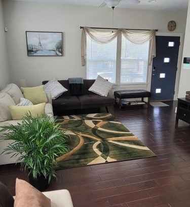 Near East Side Casa | SPACIOUS TOWNHOUSE MINUTES FROM DOWNTOWN SA.