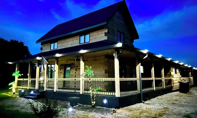 Crossville Cabina | Spacious unique Private 3- unit fully equipped Getaway sleeps 17