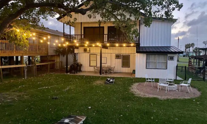 Port O Connor Casa | Spacious Vacation Home: Sleeps 16, 1/2 mi to Beach & Boat Ramp - Family Friendly