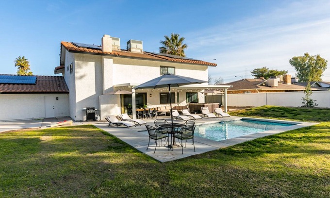 Paradise Casa | Amplio Refugio en Las Vegas con Piscina y Jacuzzi, cerca del Strip y Estadios