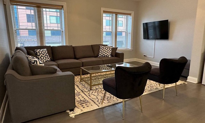 Pulaski Park Condominio | Spacious Wicker Park Hideaway with Parking!