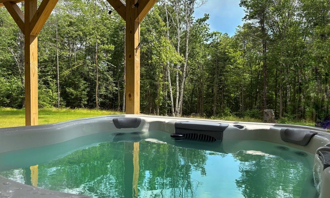 Thornton Casa | Spacious Yard & Deck - Hot Tub - 120” Projector - 12mins-Waterville Valley
