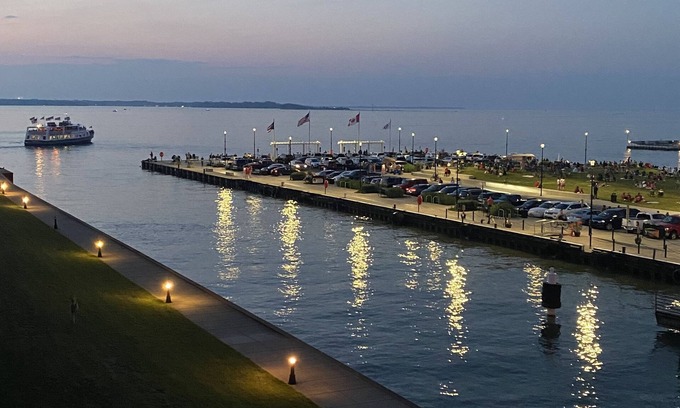 Sandusky Condominio | Sparkling clean, family friendly condo right on the water! Cedar Point View!