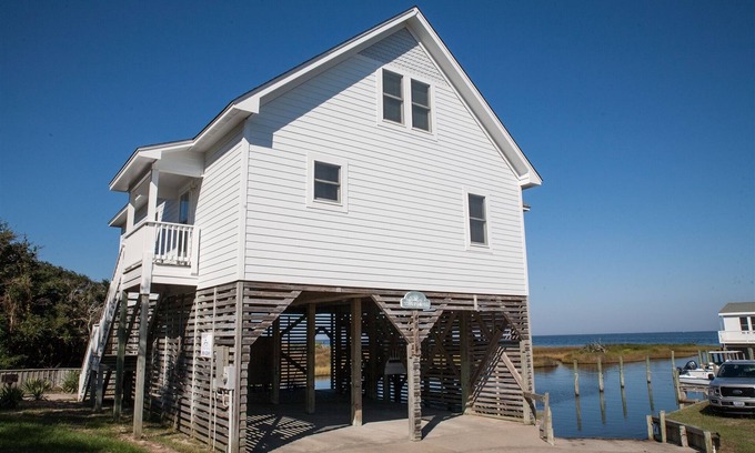 Buxton Cabaña | Disfrute de esta hermosa cabaña de alquiler anidada en el sonido en Buxton, ¡una hermosa vista del sonido Pamlico es simplemente relajante!