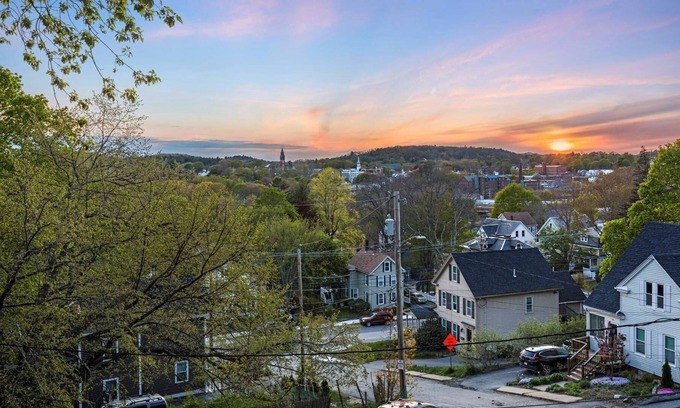 Amesbury Condominio | Special! Ames for Fun: Near town, eateries, parks & beaches - family Sunset views, Grill, Fast WiFi