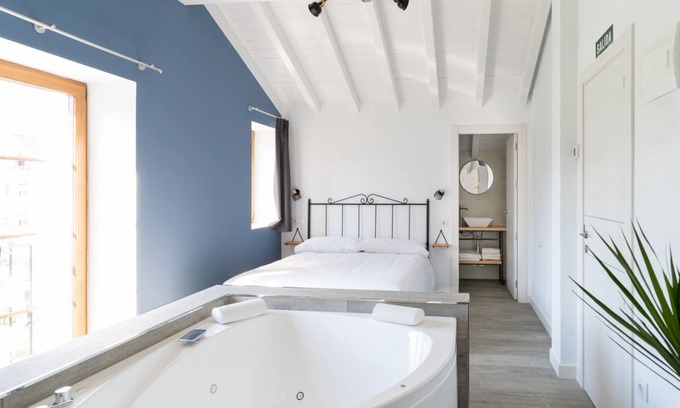 Villaverde de Pontones Apartamento | Estudio especial para parejas con bañera de hidromasaje doble y vistas al jardín