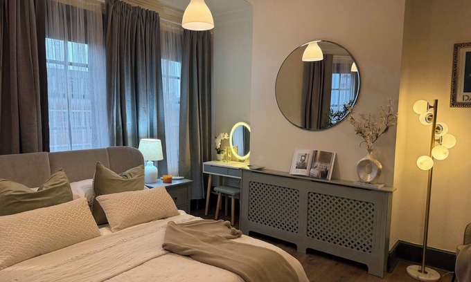 Royal Tunbridge Wells Apartamento | Special king size bed in 3 bedroom flat in the heart of Tunbridge wells