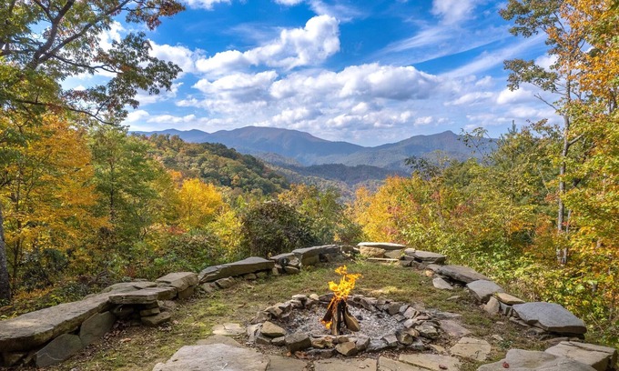 Bryson City Chalet De Esquí | SPECIAL *Sept. 13th- Oct. 4th 20% off* Mountain Views, Fireplace, Hot Tub