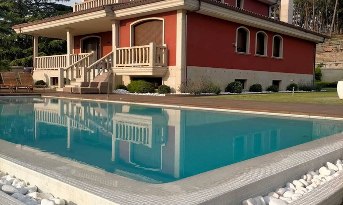 Vilagarcía de Arousa Villa | Espectacular villa con piscina Infinity