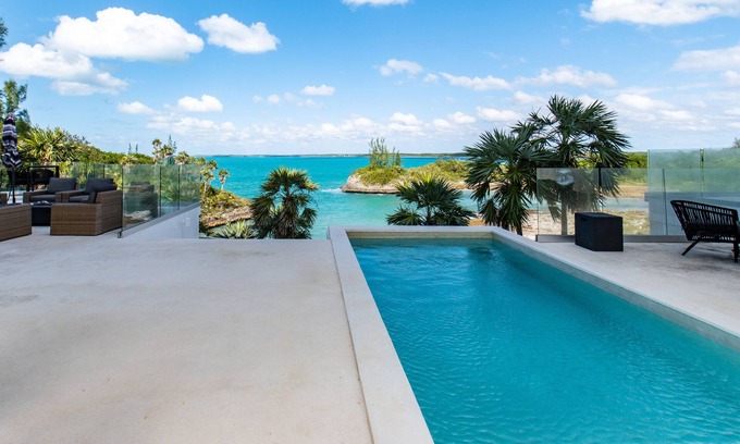 South Palmetto Point Casa | Espectacular nueva propiedad frente al mar en Calm Caribbean Cove; Playa privada, piscina