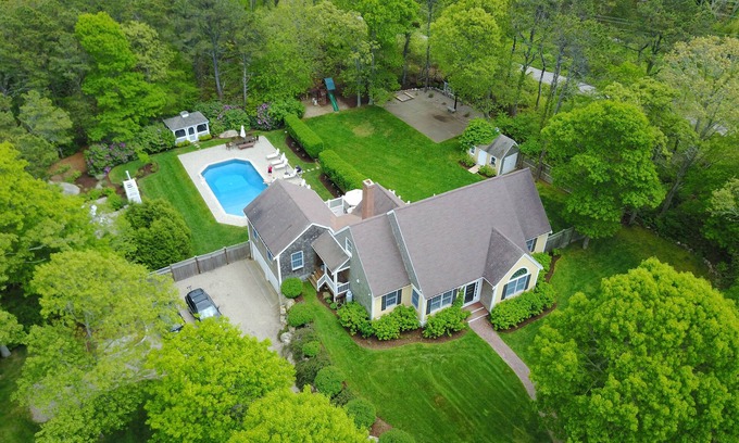 Brewster Casa | Espectacular Coastal Living w / h20 piscina de agua salada, pista de bball, cerca de la playa y a / c