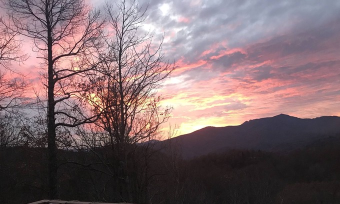 Boone Cabaña | ¡Increíble vista a la montaña del abuelo! Fresco y sombreado. Dos cubiertas. Cerca de la avenida.