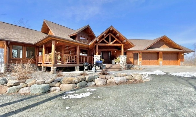 Grand Rapids Casa | Spectacular Log Home on Pristine Deer Lake in Northern Minnesota