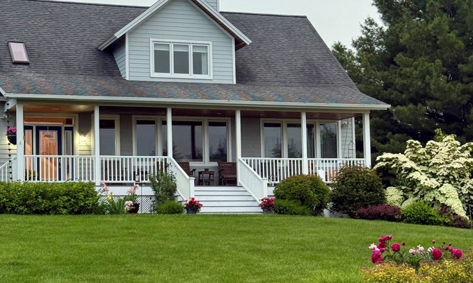 Suttons Bay Casa | Spectacular Up-North Retreat!