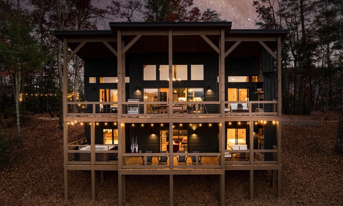 Epworth Casa | Spectacular Views - Golden Tee - Shuffle Board - Hot Tub - 4 King Rooms