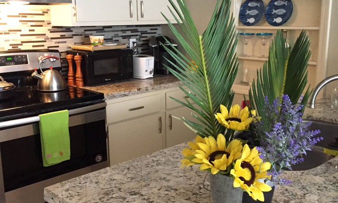 Walden on Lake Conroe Condominio | Pase el día en el lago y luego relájese en la piscina.