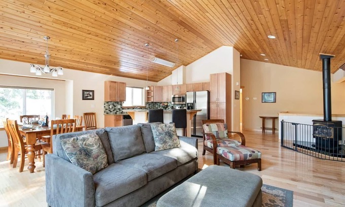 Kings Beach Chalet De Esquí | Especial de primavera! Cabina de Kings Beach, luminosa y actualizada, con patio y terraza: camine hasta Lake Tahoe